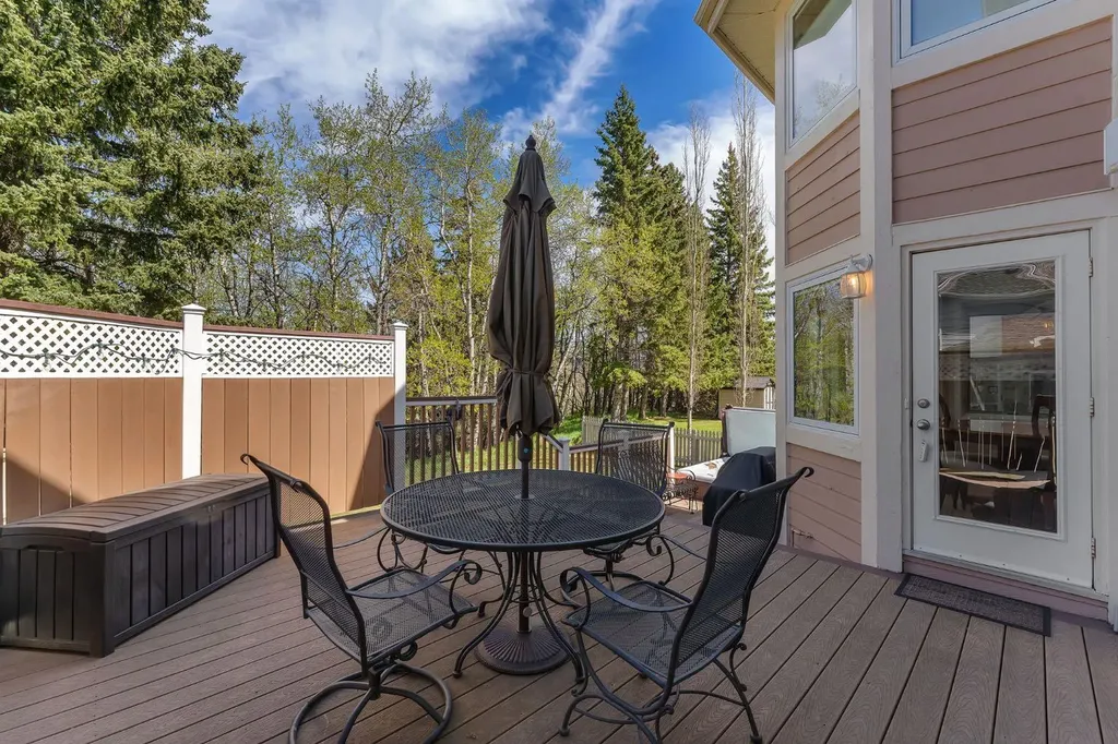 28 Woodacres Way SW Calgary AB T2W 4W3