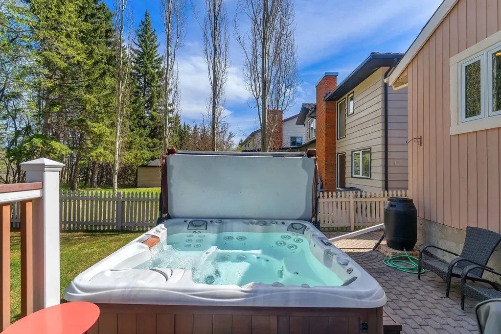 28 Woodacres Way SW Calgary AB T2W 4W3
