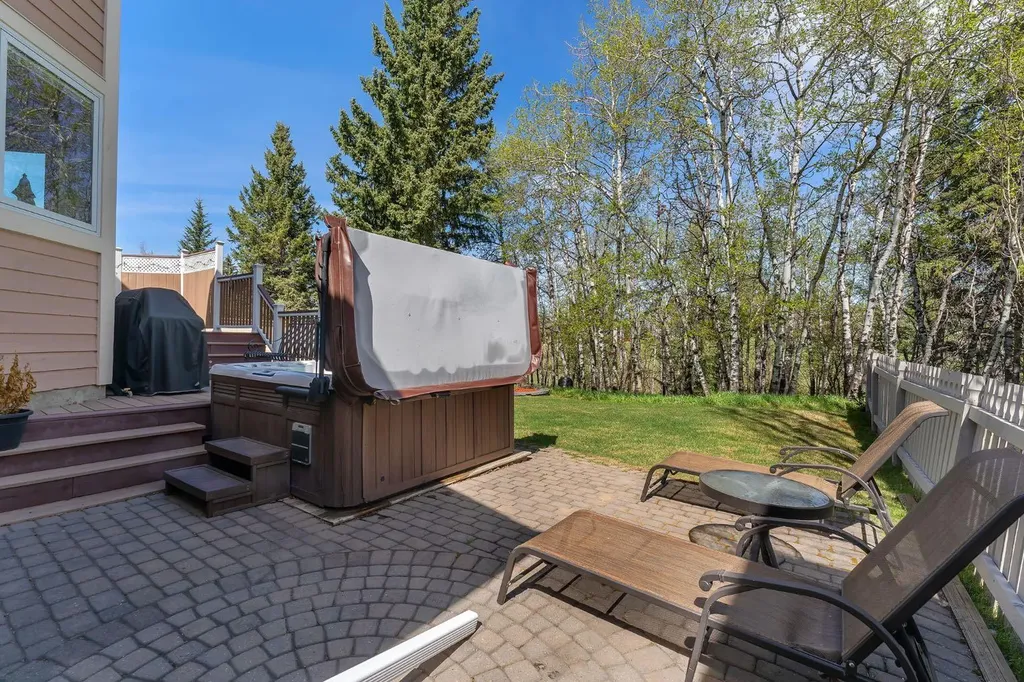 28 Woodacres Way SW Calgary AB T2W 4W3
