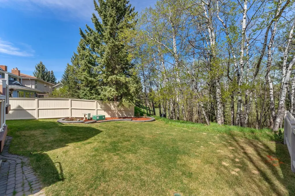 28 Woodacres Way SW Calgary AB T2W 4W3