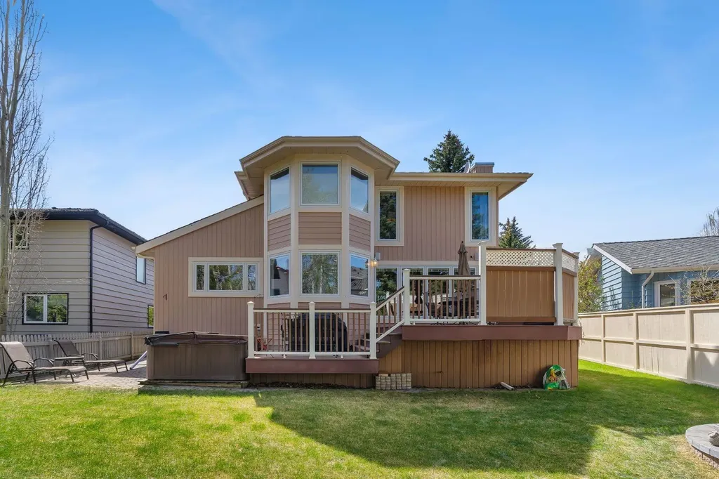 28 Woodacres Way SW Calgary AB T2W 4W3