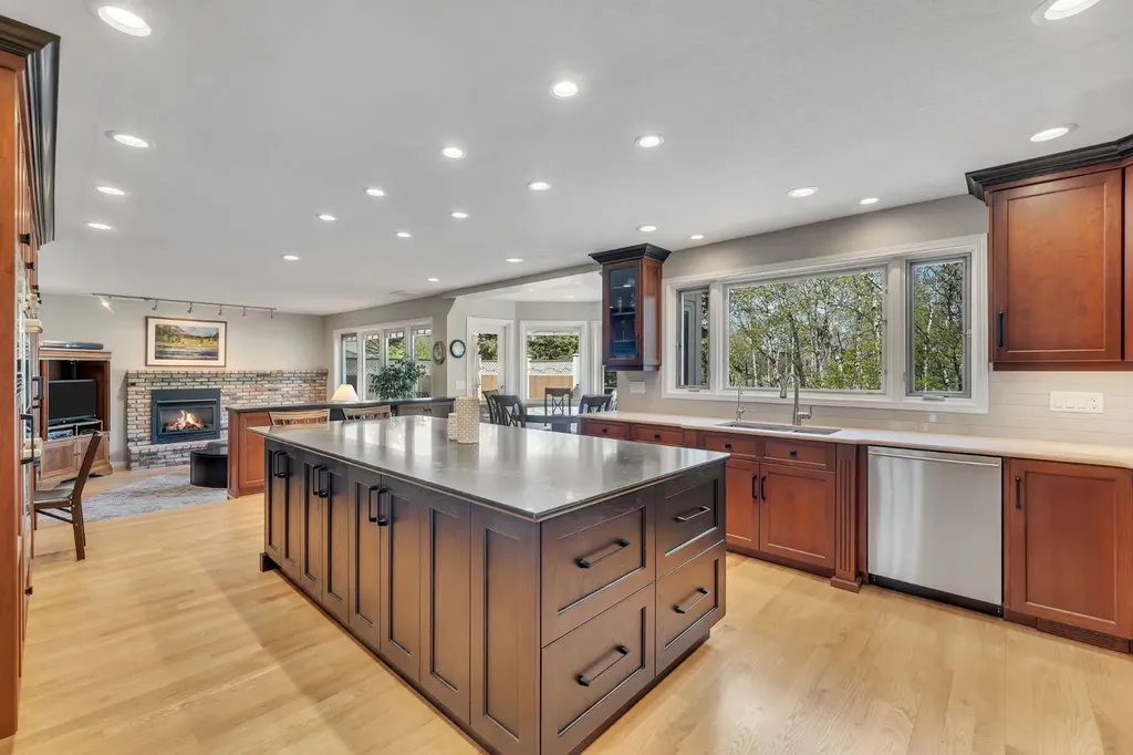 28 Woodacres Way SW Calgary AB T2W 4W3