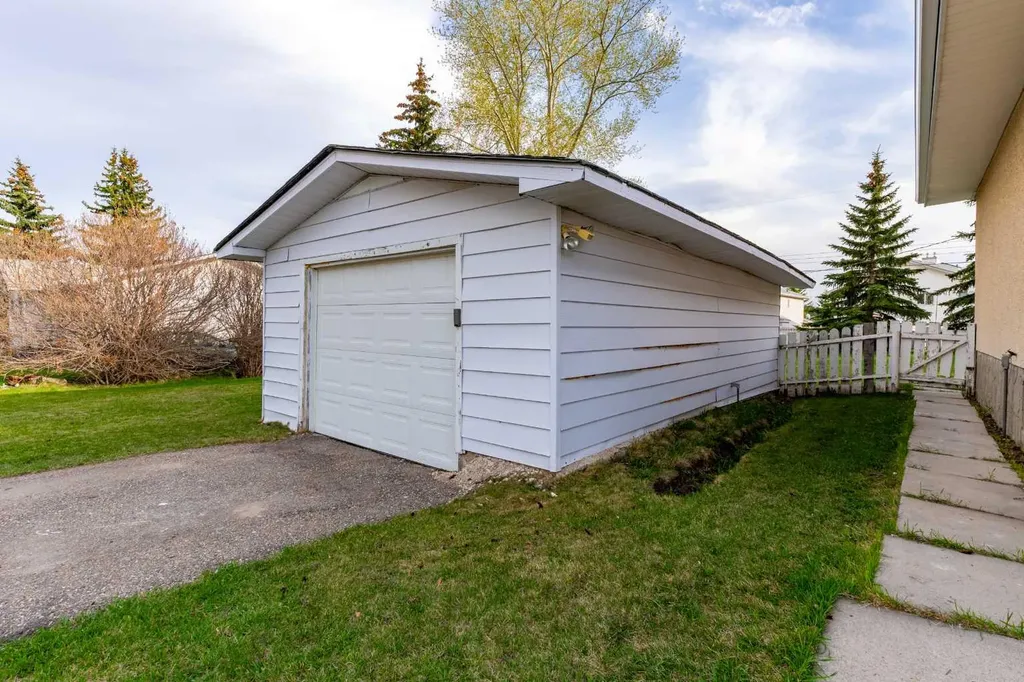 1117 Grey Avenue Crossfield AB T0M0S0