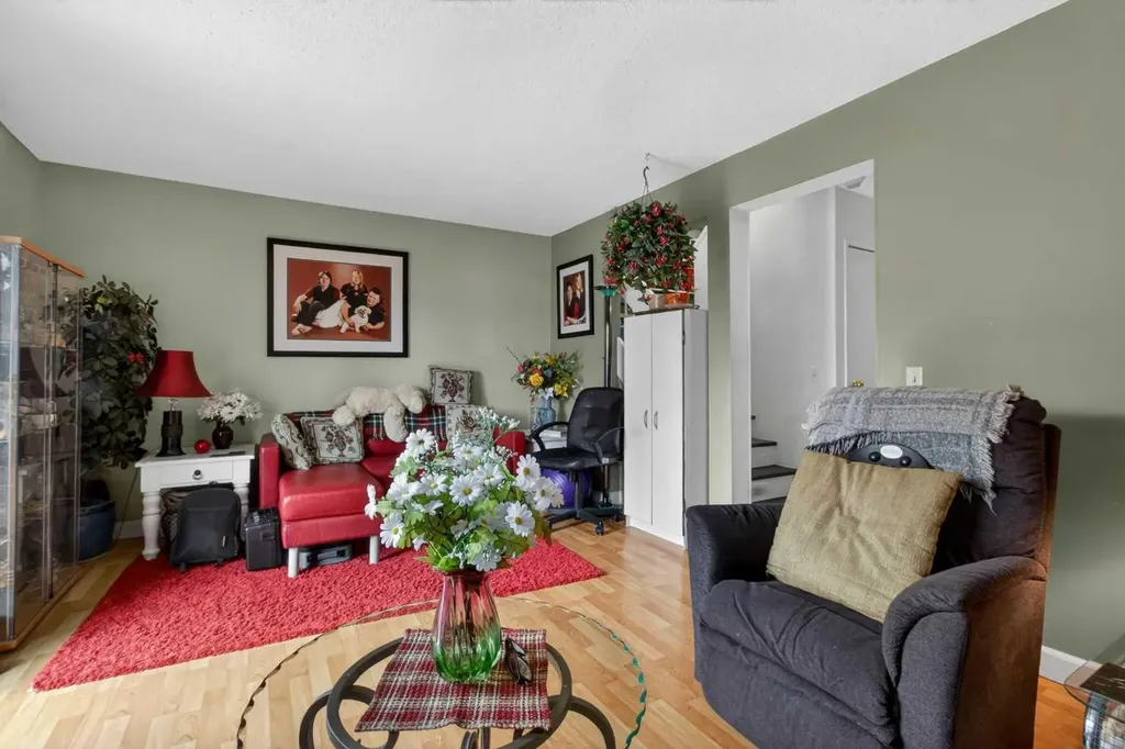 6223 31 Avenue NW Calgary AB t3b 3x2