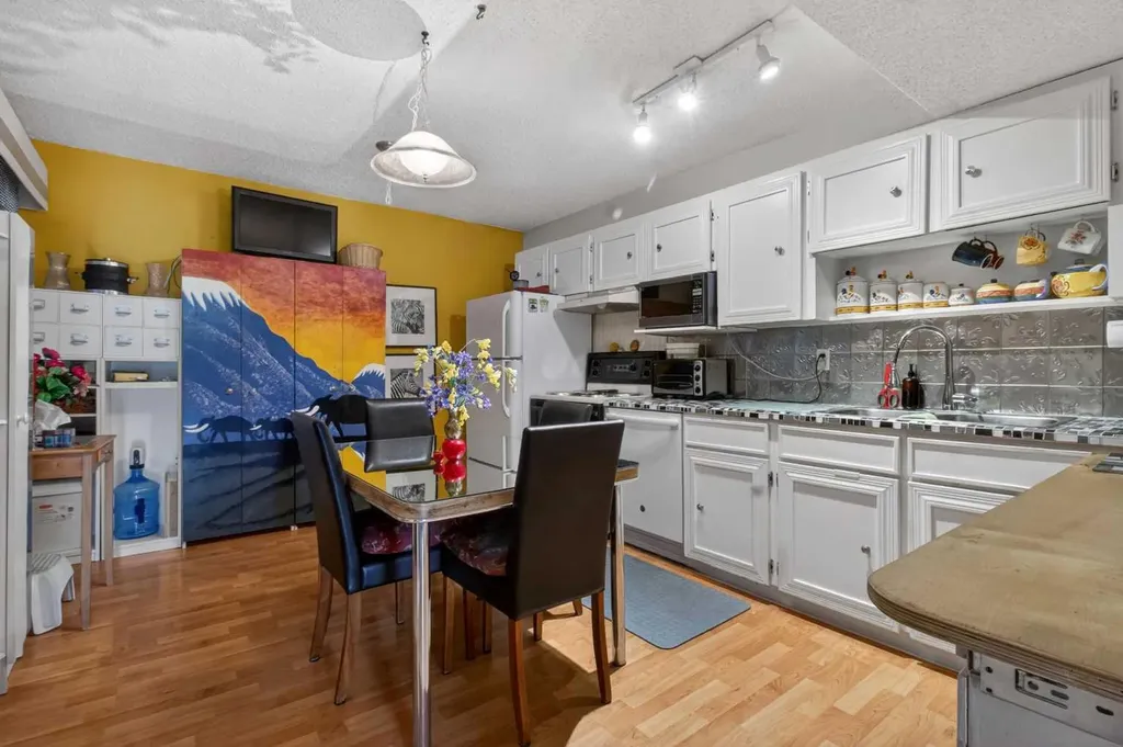 6223 31 Avenue NW Calgary AB t3b 3x2