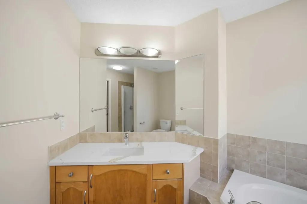 35 Saddlebrook Link NE Calgary AB T3J0B4