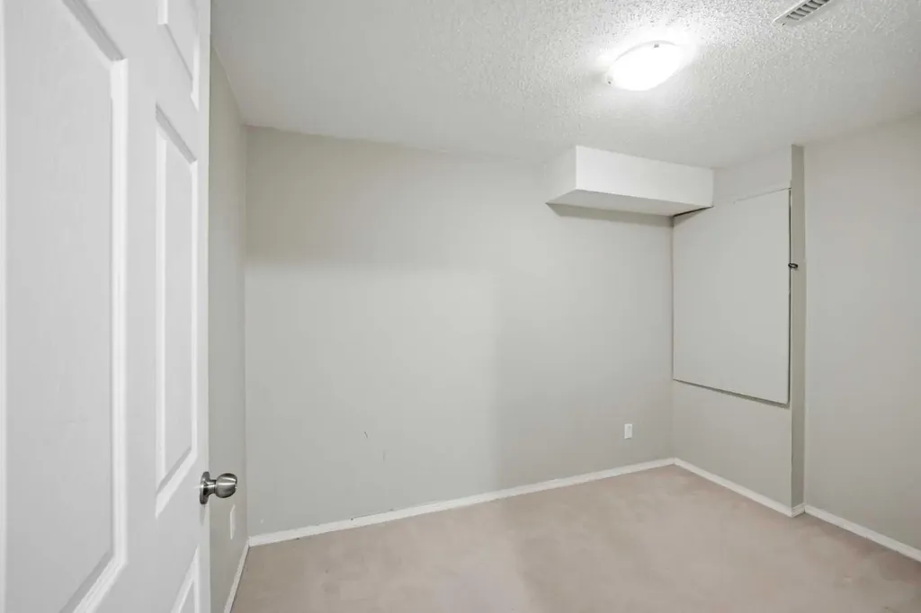 35 Saddlebrook Link NE Calgary AB T3J0B4