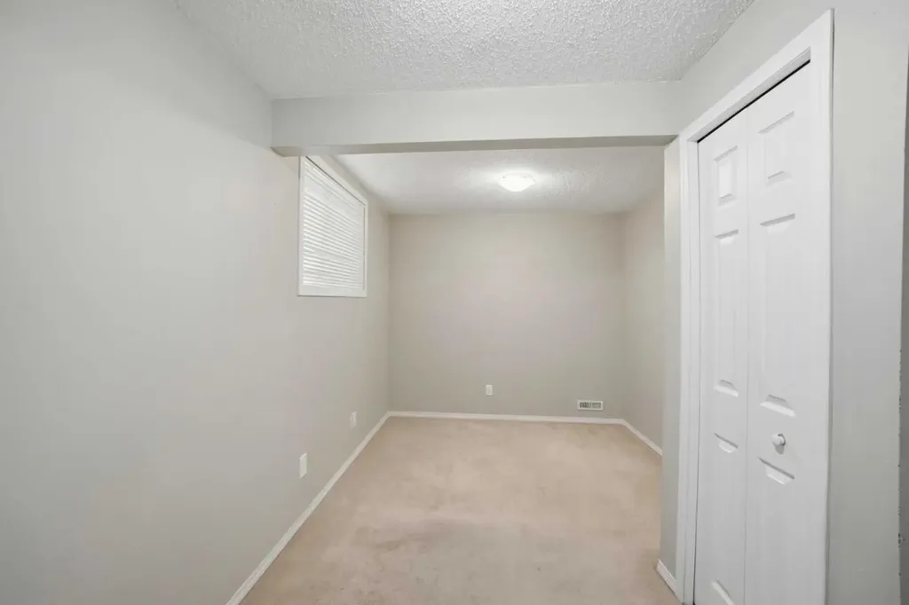 35 Saddlebrook Link NE Calgary AB T3J0B4