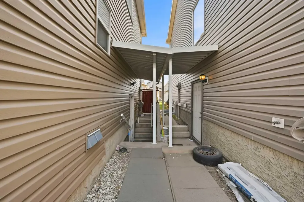 35 Saddlebrook Link NE Calgary AB T3J0B4