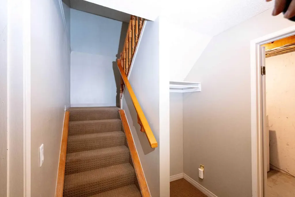 228 Theodore Place NW Calgary AB T2K 5S1