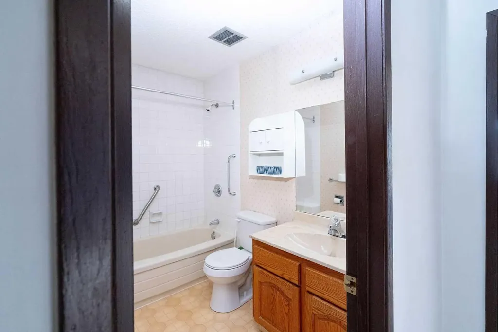228 Theodore Place NW Calgary AB T2K 5S1