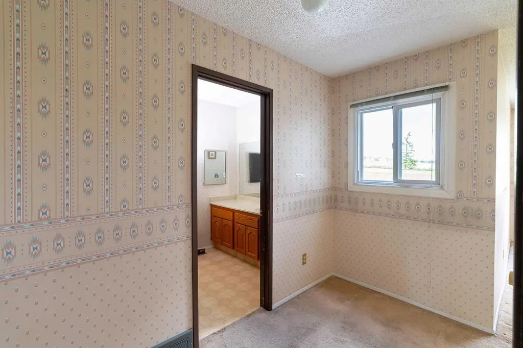 228 Theodore Place NW Calgary AB T2K 5S1