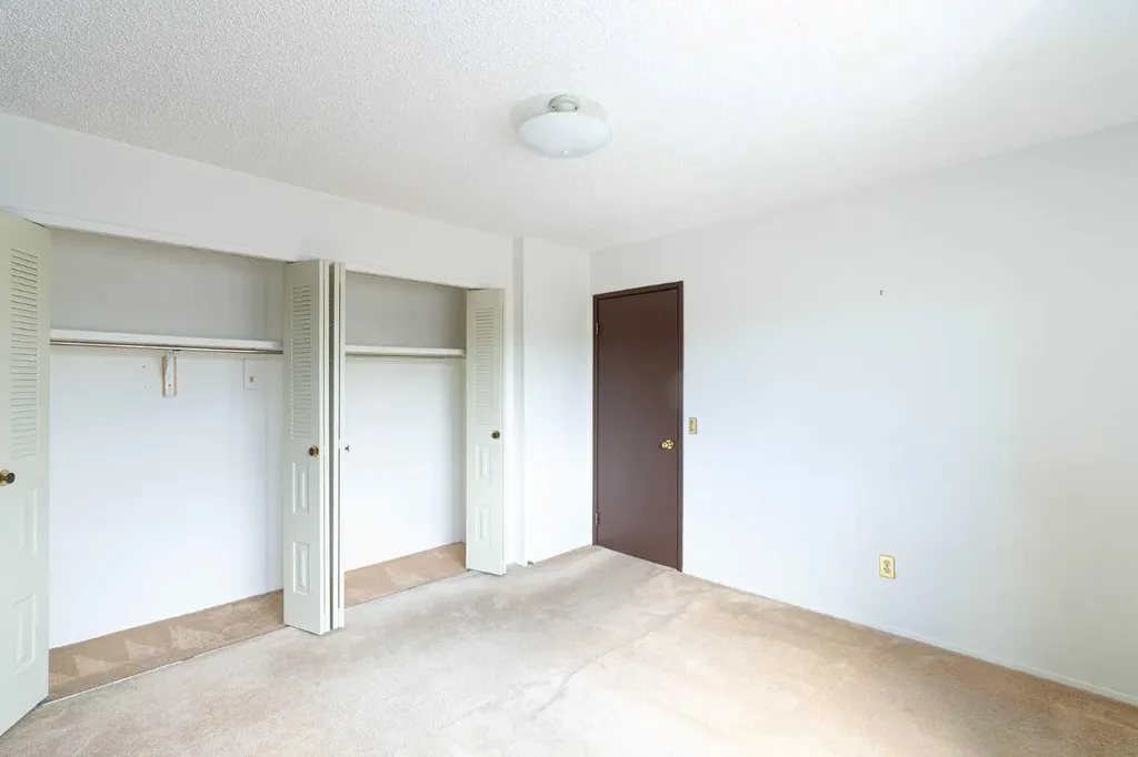 228 Theodore Place NW Calgary AB T2K 5S1