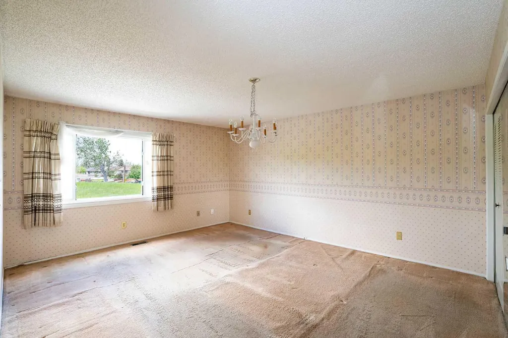 228 Theodore Place NW Calgary AB T2K 5S1
