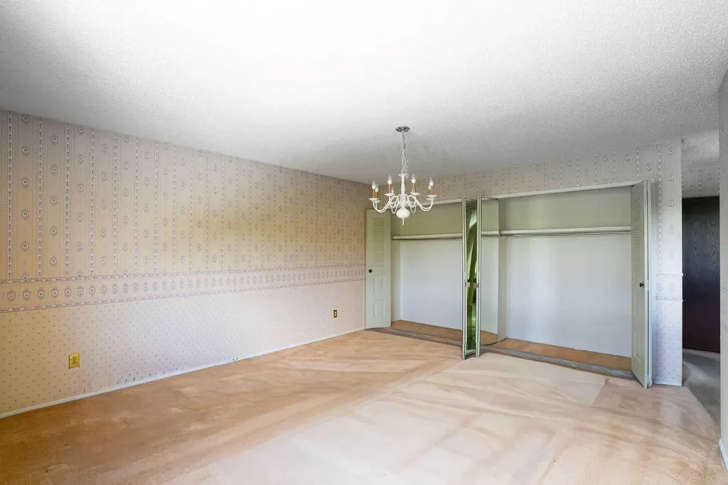 228 Theodore Place NW Calgary AB T2K 5S1