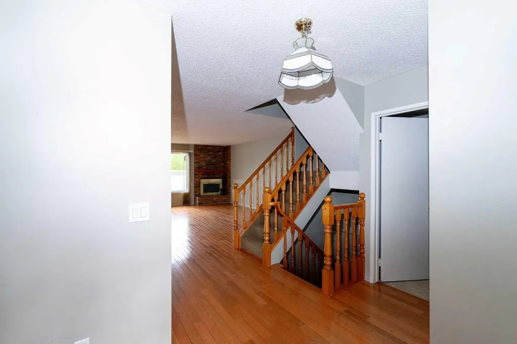228 Theodore Place NW Calgary AB T2K 5S1