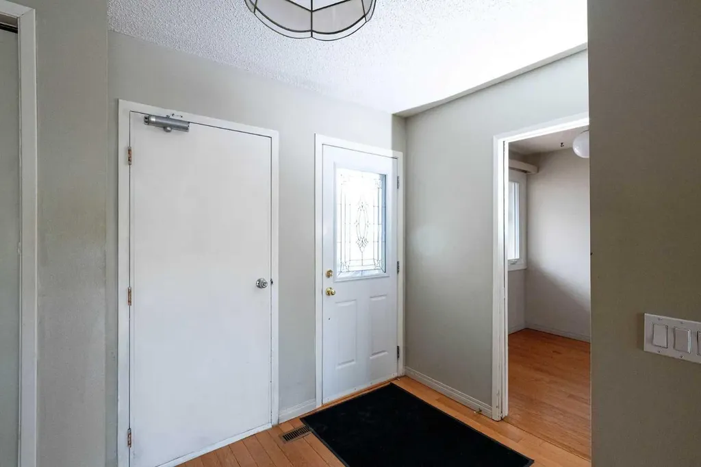 228 Theodore Place NW Calgary AB T2K 5S1