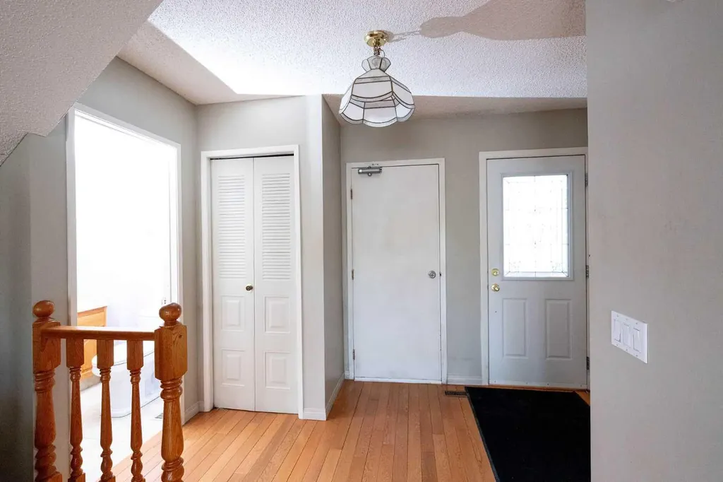 228 Theodore Place NW Calgary AB T2K 5S1