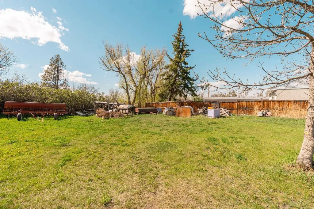 827 2 Street E Cardston AB T0K 0K0