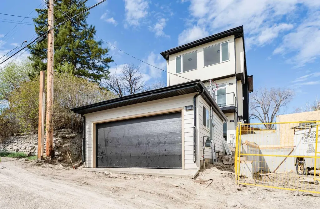 90 Hartford Road NW Calgary AB T2K 2A5