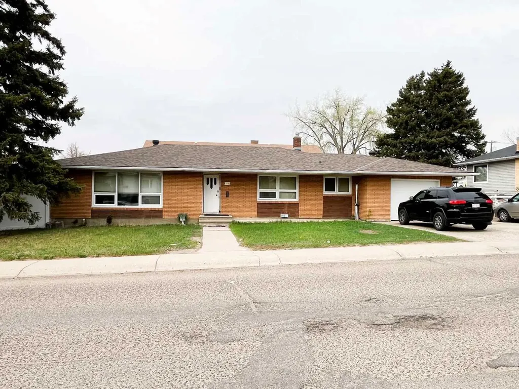 101 6 Street SE Medicine Hat AB T1A1G7