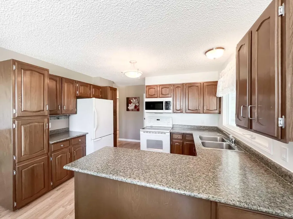107 4 Avenue SW Falher AB T0H 1M0