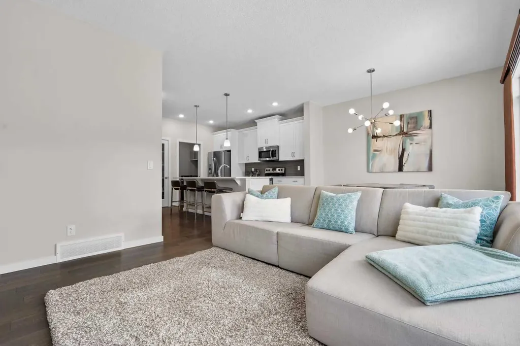 567 Evansborough Way NW Calgary AB T3P0M7