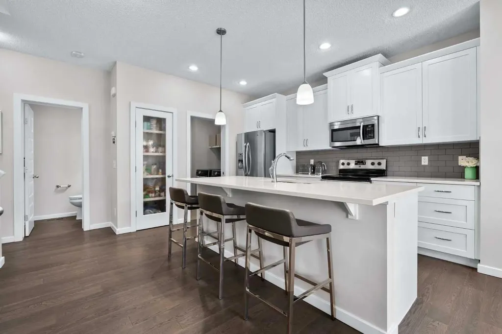 567 Evansborough Way NW Calgary AB T3P0M7
