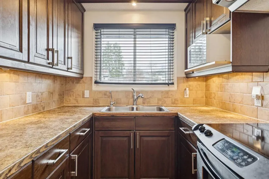 123 13 Avenue NE Calgary AB T2E 1B5