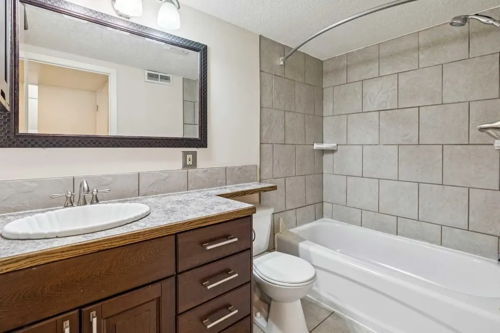 123 13 Avenue NE Calgary AB T2E 1B5