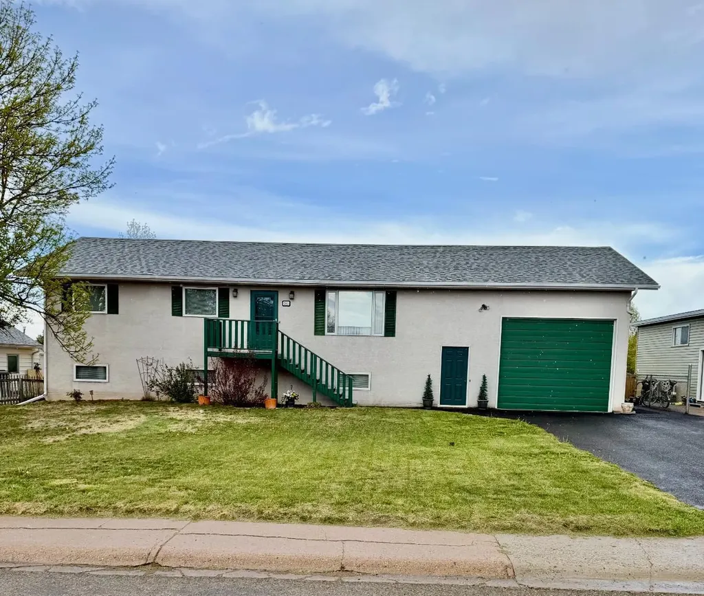 243 N 200 W Raymond AB T0K 2S0