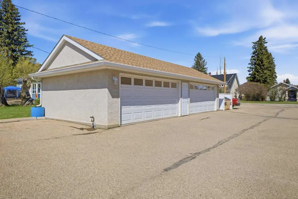 5034 53 Street Lacombe AB T4L 2K7