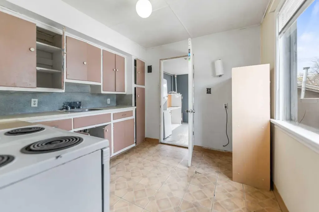 6435 34 Avenue NW Calgary AB T3B 1S5