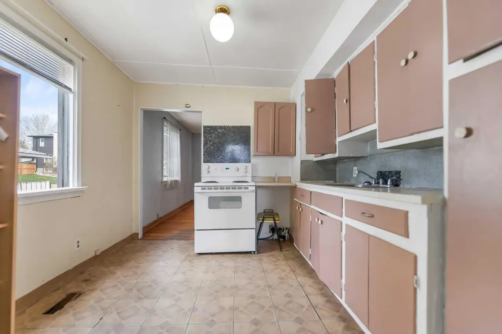6435 34 Avenue NW Calgary AB T3B 1S5