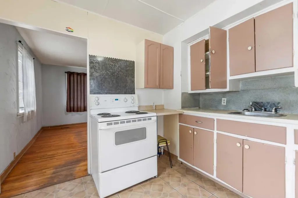 6435 34 Avenue NW Calgary AB T3B 1S5