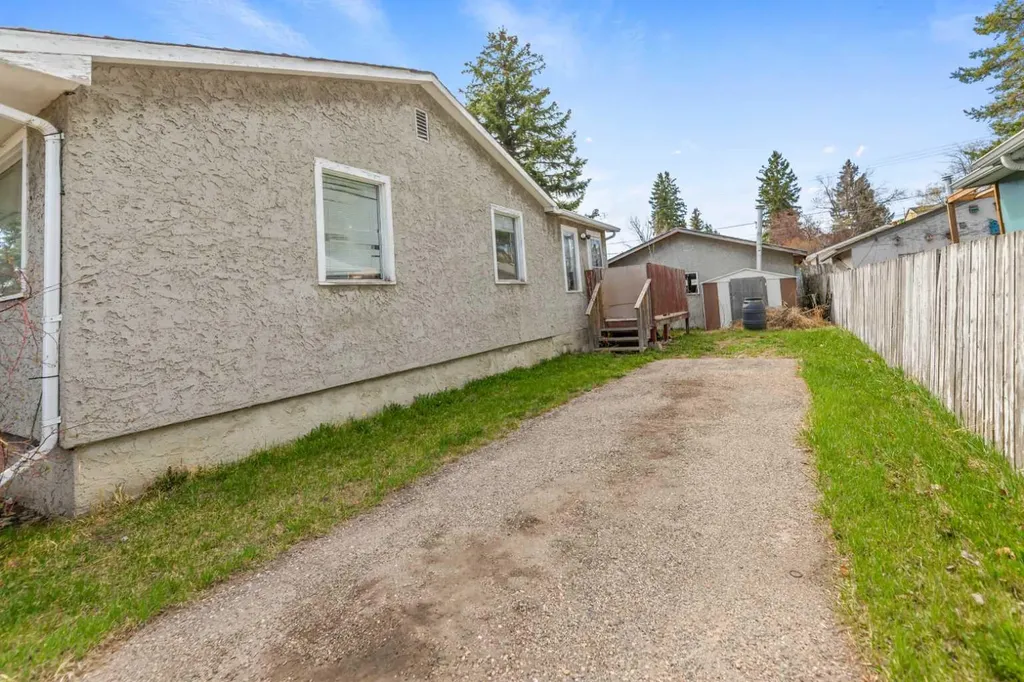 6435 34 Avenue NW Calgary AB T3B 1S5