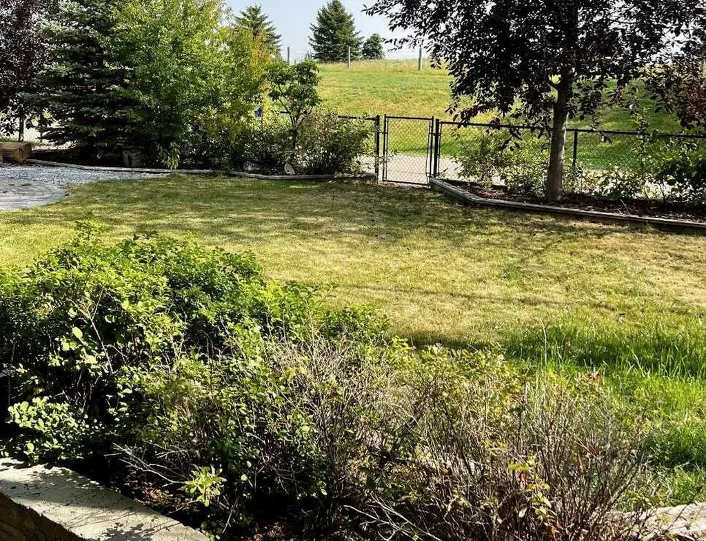 1233 Hillcrest Manor Estates Strathmore AB T1p1x1