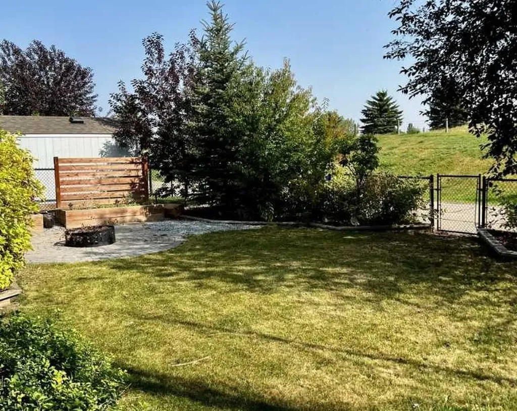 1233 Hillcrest Manor Estates Strathmore AB T1p1x1