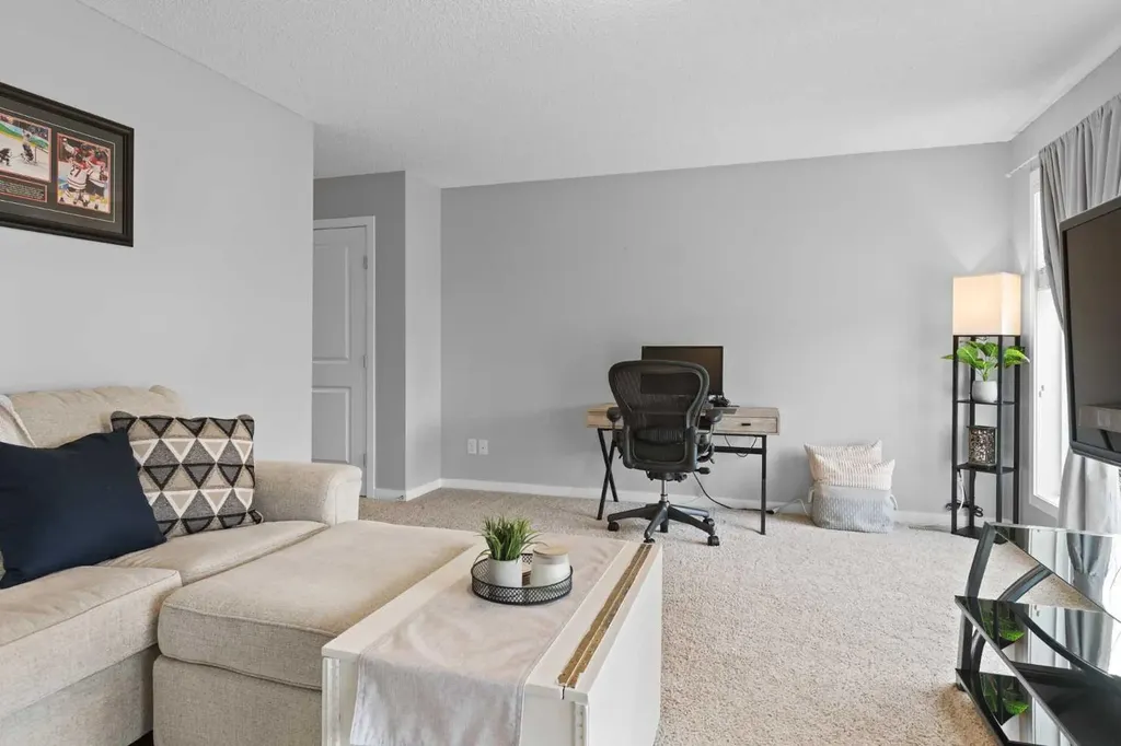 74 Hillcrest Street SW Airdrie AB T4B 0Y7
