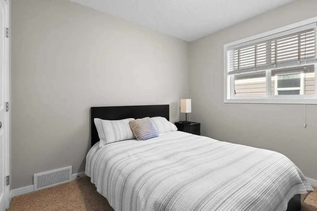 74 Hillcrest Street SW Airdrie AB T4B 0Y7
