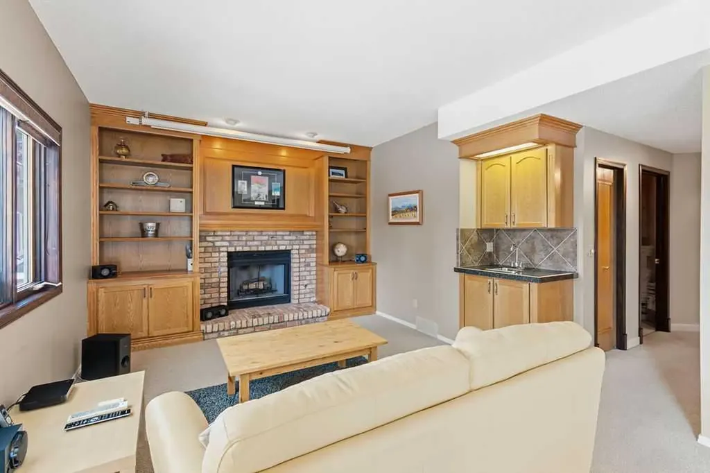 42 Evergreen Terrace SW Calgary AB T2Y 2V9