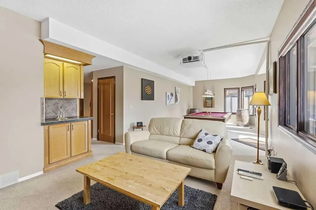 42 Evergreen Terrace SW Calgary AB T2Y 2V9