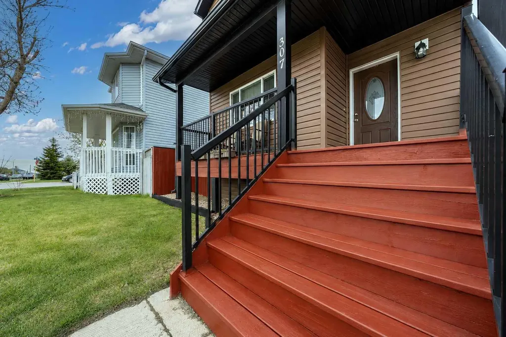307 16 Street E Brooks AB T1R1K4