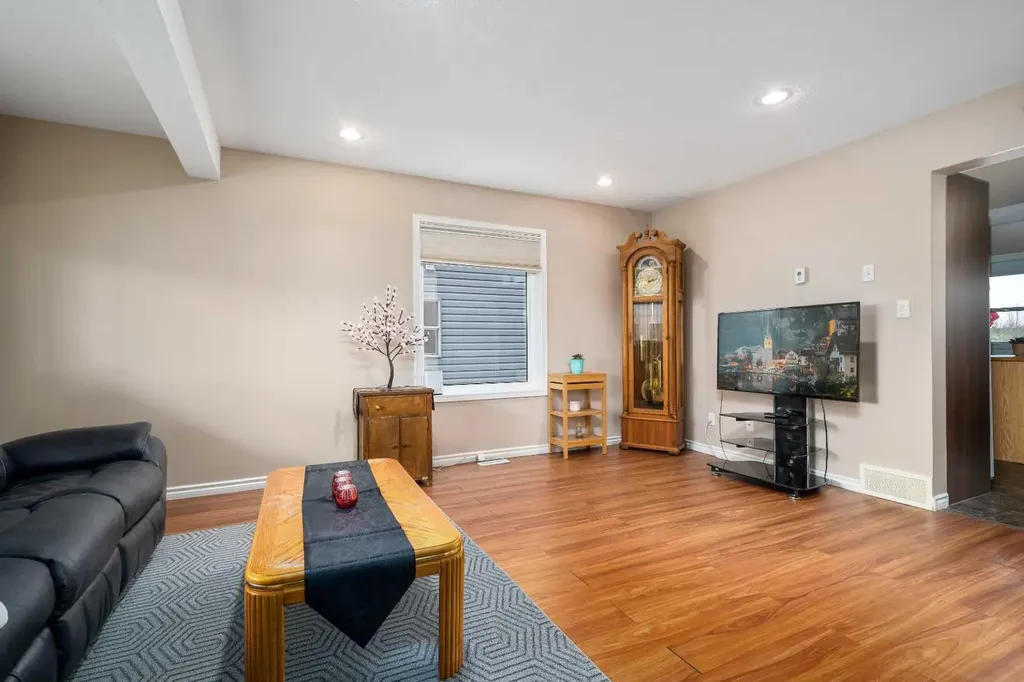 307 16 Street E Brooks AB T1R1K4