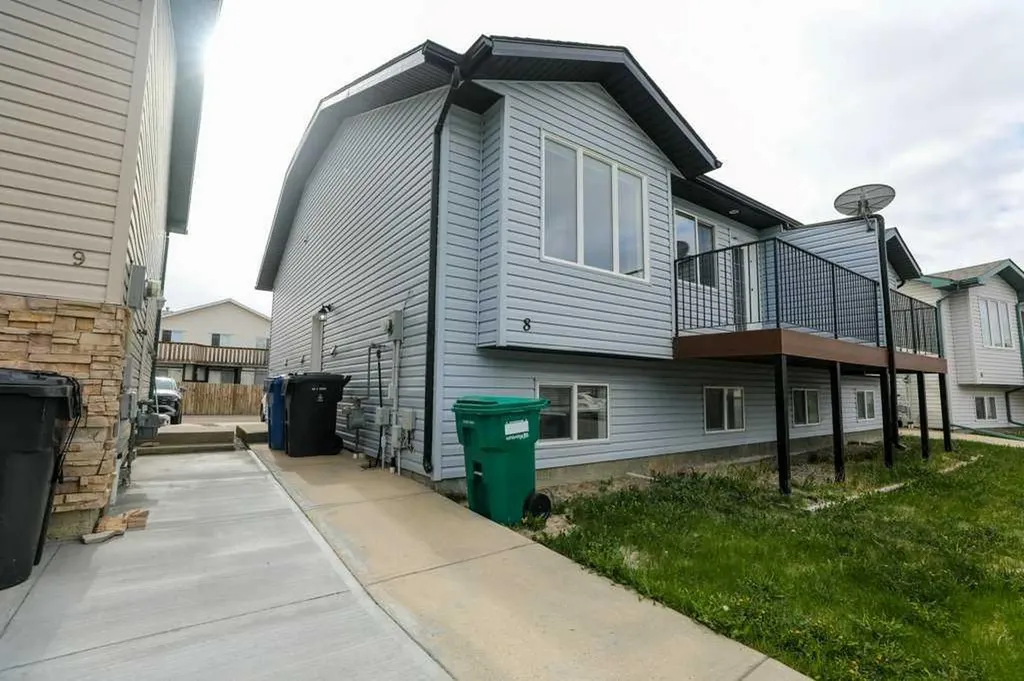 Lethbridge AB, 720 Heritage Boulevard W, Unit 8