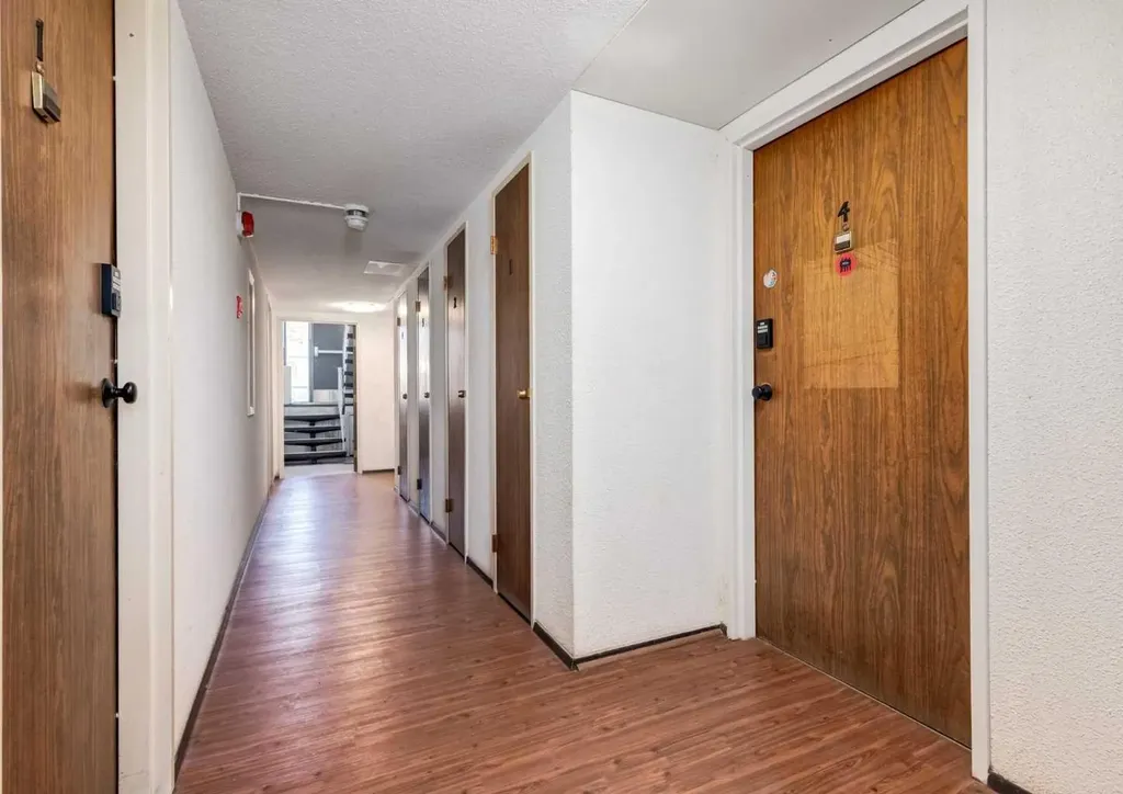 120 29 Avenue NW Calgary AB T2M2L8