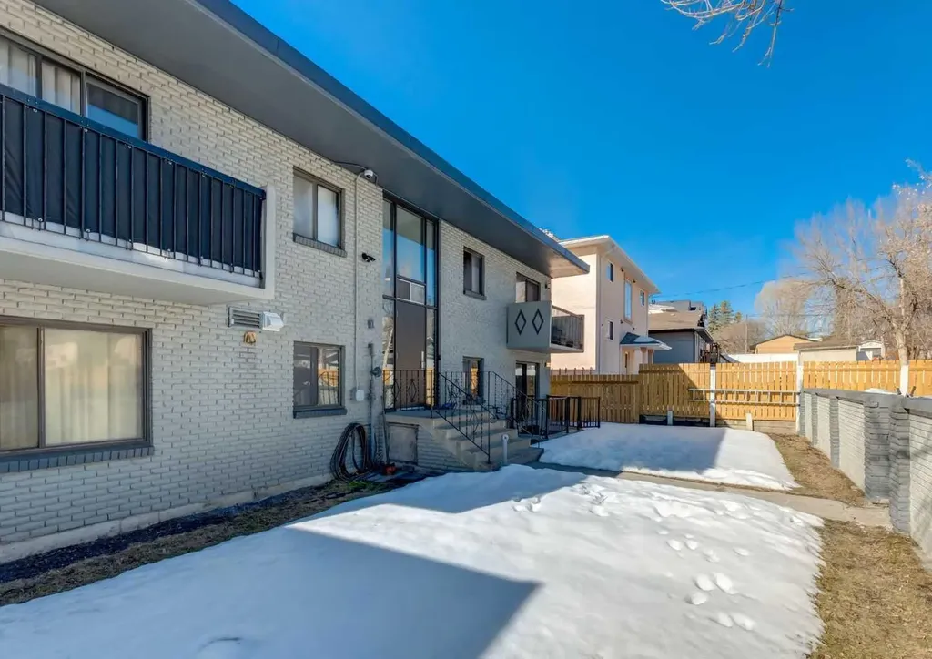 120 29 Avenue NW Calgary AB T2M2L8
