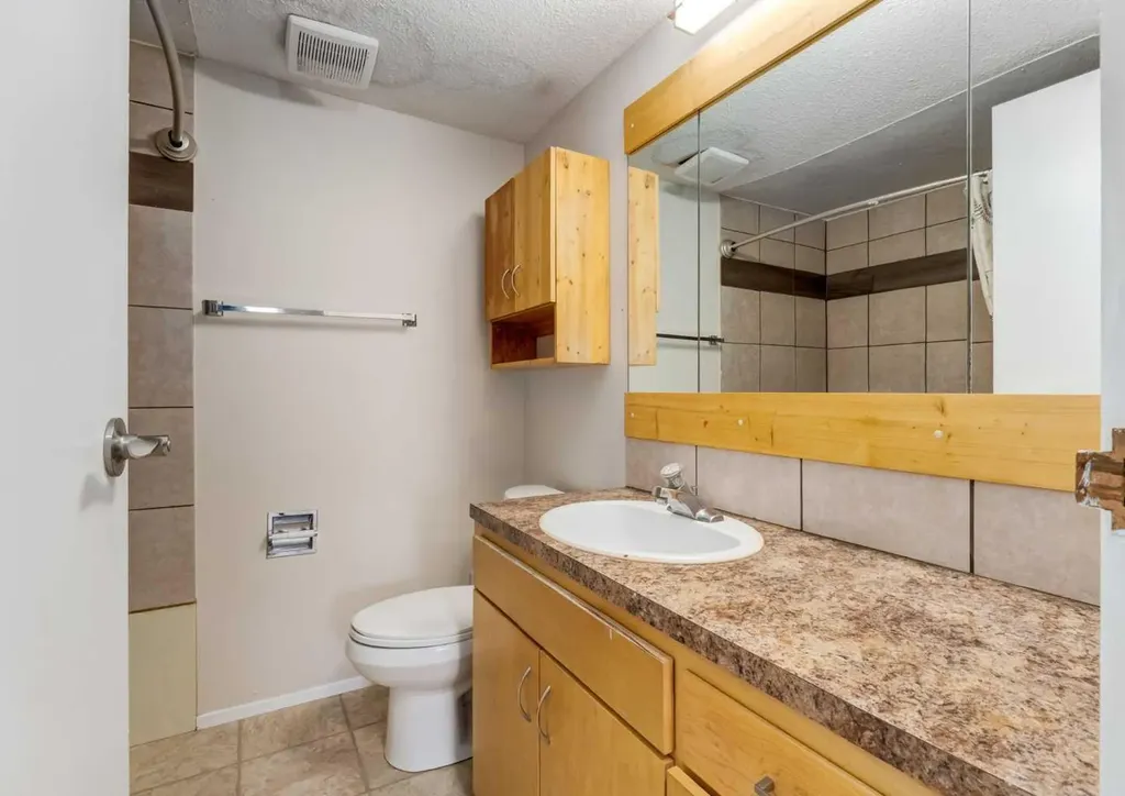 120 29 Avenue NW Calgary AB T2M2L8