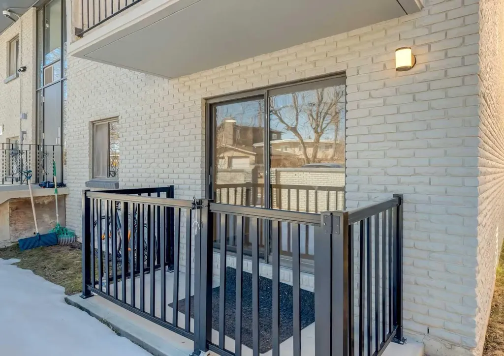 120 29 Avenue NW Calgary AB T2M2L8