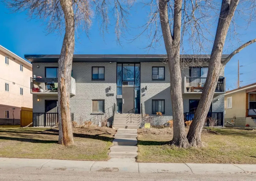 120 29 Avenue NW Calgary AB T2M2L8